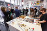 Automobilist otevírá první kamenný obchod v Česku, představil i fine art print s Ayrtonem Sennou