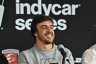 Alonso si siahol na legendárnu trofej INDY 500