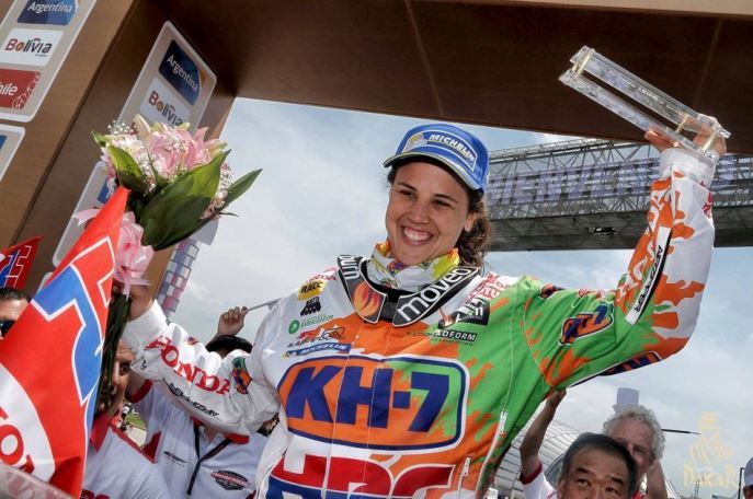 Španielka Eulalia Sanz Pla-Giribertová sa 9. priečkou v cieli stala najúspešnejšou ženou za riadidlami motocykla v histórii Rallye Dakar. Okrem piateho víťazstva vylepšila tridsaťštyri rokov starý rekord Francúzky Christine Martin;Foto: Laia Sanz Fanclub (Facebook)