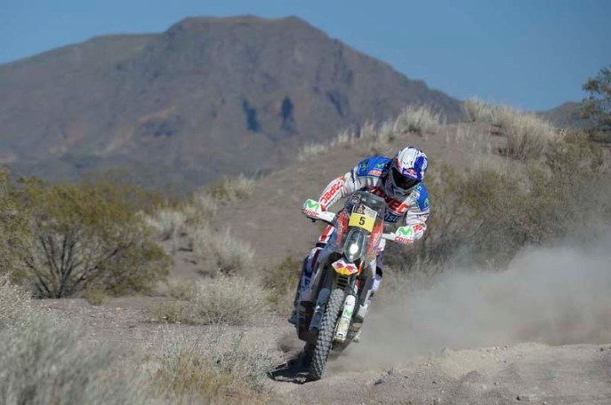 Foto: www.dakar.com;Chiľan Francisco Lopez Contardo s motocyklom KTM na trase druhej etapy;