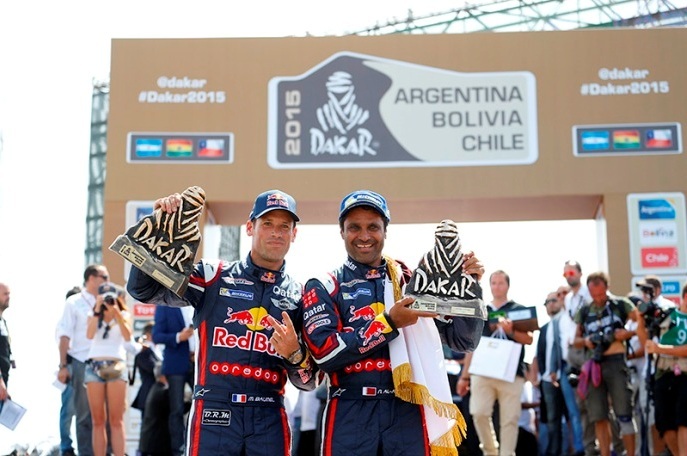 Katarčan Nasser Al-Attiyah (vpravo) a jeho francúzsky navigátor Matthieu Baumel sa stali víťazmi 37. ročníka Rallye Dakar 2015 v kategórii automobilov;www.dakar.com