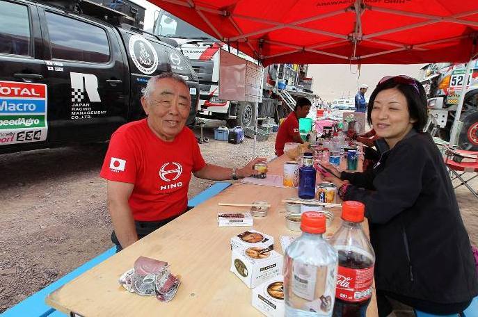 Legendárny dakarský veterán Yoshimasa Sugawara z Japonska jazdí za značku Hino už od roku 1992. Vpravo jeho krajanka Yoko Wakabayashi, jediná žena v cieli v kabíne nákladiaka;Foto: Team Hino Sugawara (Facebook)