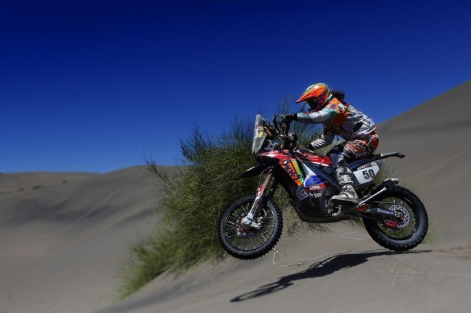 Foto: www.dakar.com;Španielka Laia Sanz, vedúca pretekárka priebežného poradia motocyklistiek, zatiaľ figuruje na 27. pozícii;