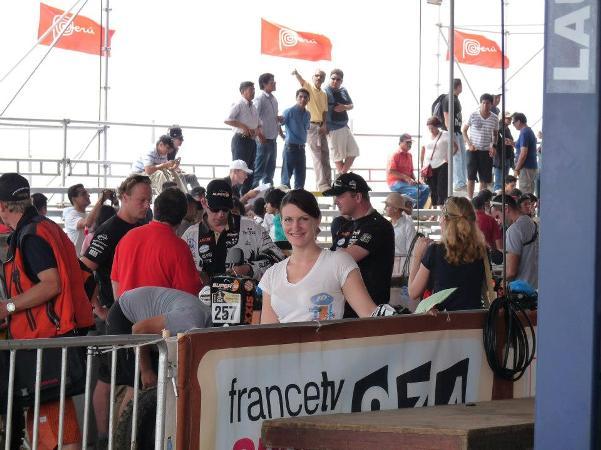 Jednou zo Sloveniek na štarte Rallye Dakar je Radka Mazáková; 