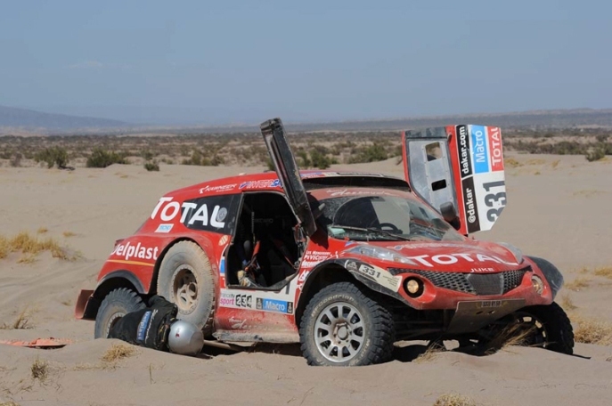 Foto: www.dakar.com;Francúzska posádka Regis Delahaye/Jean-Paul Forthomme vyhrabáva svoj Juke Nissan Dessoude z piesku;