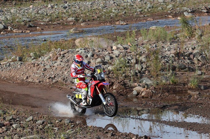 Španiel Joan Barreda Bort si s motocyklom Honda zatiaľ udržuje vedenie;www.dakar.com