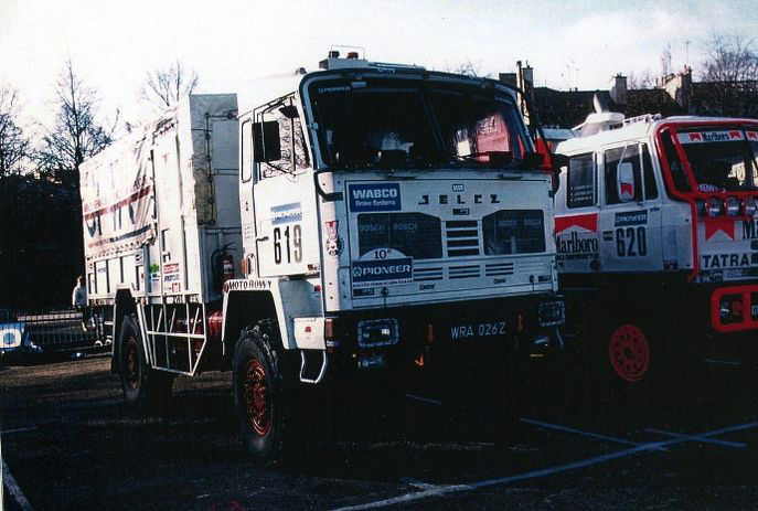 kamion-jelcz-pred-startom-dakaru-1988.jpg