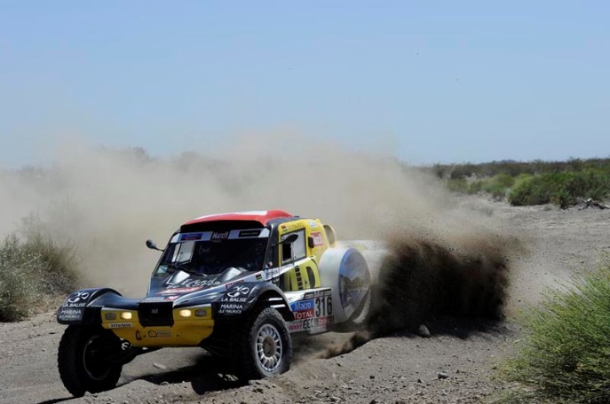 Foto: www.dakar.com;Bugina Optimus MD Rallye Francúza Pascala Thomassa atakuje hranicu prvej desiatky;