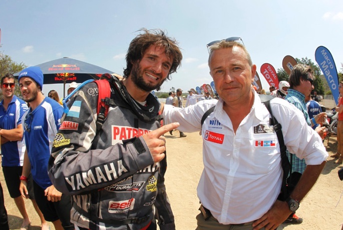 Foto: www.dakar.com;Argentínčan Marcos Patronelli (vľavo) a riaditeľ pretekov, Francúz Etienne Lavigne;