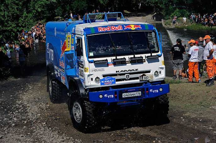 Foto: www.dakar.com;Lídrom súťaže kamiónov je tento Kamaz ruskej zostavy Mardejev/Beljaev/Israfilov;