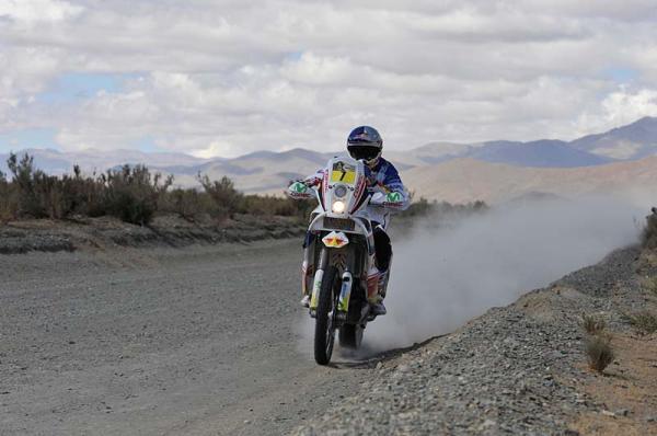Chiľan Francisco Lopez s motocyklom KTM 450 Rally Replica drží priebežné 2. miesto;