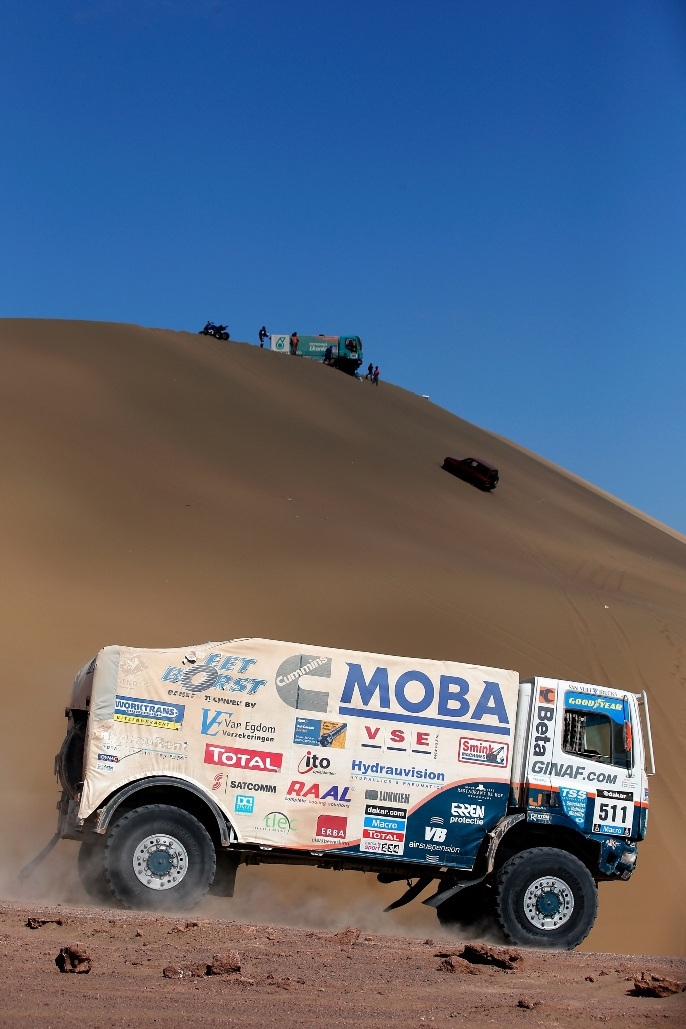 Foto:www.ginafrallypower.nl;Mohutný truck holandského Ginaf Rally Teamu v piesočnom pekle Atacamy;