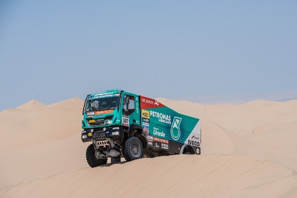 Talian Massimo "Miki" Biasion na Rallye Dakar s Ivecom už uspel - v roku 1999 kraľoval v triede sériových kamiónov;