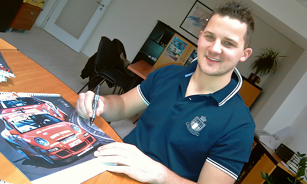 autosportfoto;Štefan Rosina pri podpisovaní kalendáru
