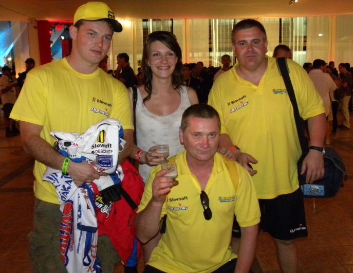 Foto: Archív Radky Mazákovej;S členmi Slovnaft Oraving Teamu krátko pred štartom Rallye Dakar 2013;
