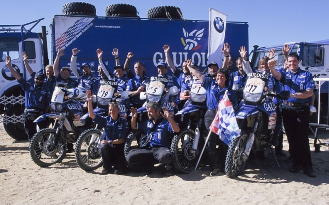 Úspešný tím BMW Motorrad na Dakare 2000