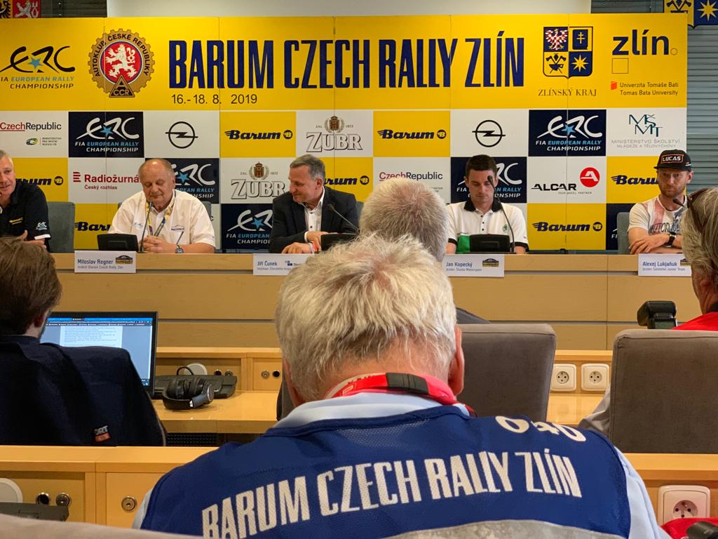 02-pre-event-press-conference.jpg