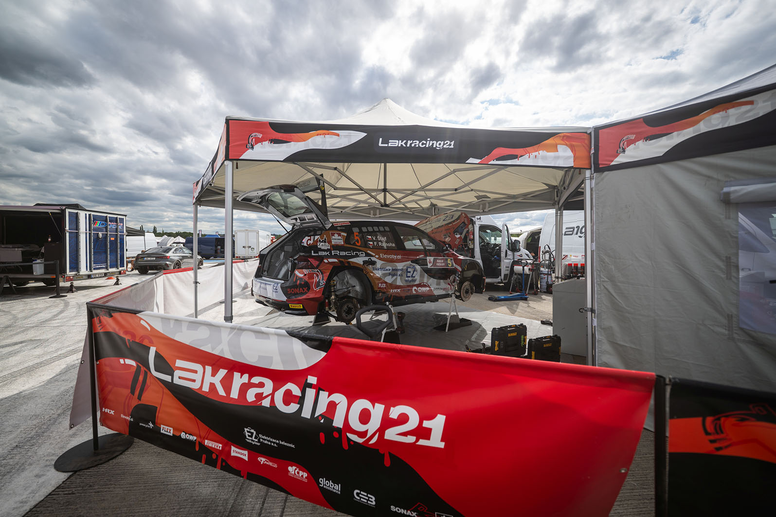 04-lak-racing21-team.jpg