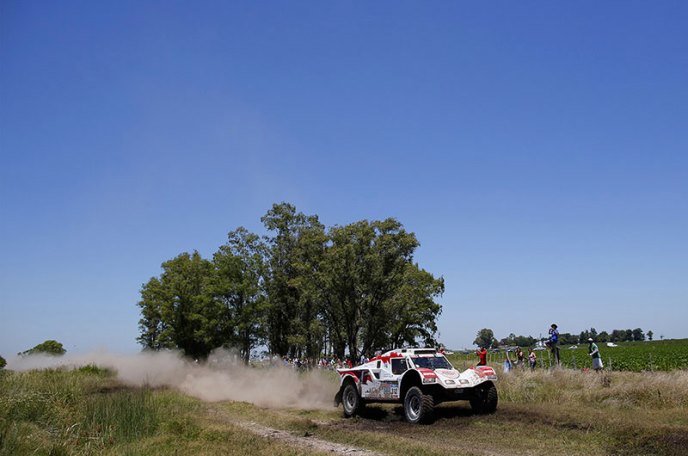 Jeden z automobilov&yacute;ch konkurentov na bugine;www.dakar.com