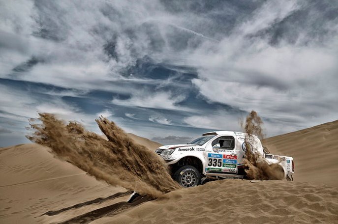 Volkswagen Amarok Argent&iacute;nčana Adriana Yacopiniho sa vyhrab&aacute;va z piesočn&eacute;ho zajatia;www.dakar.com