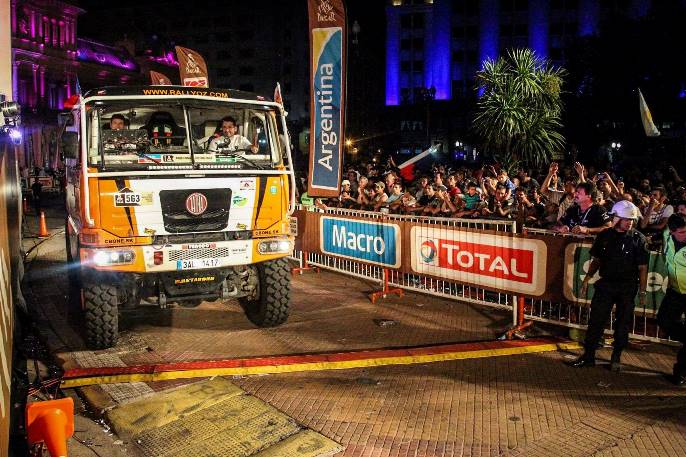 Slovensko-česk&aacute; pos&aacute;dka Robert Kas&aacute;k/Jaroslav Kol&aacute;ř na Tatre T815 4x4 pr&aacute;ve &scaron;tartuje;www.rallyoz.com