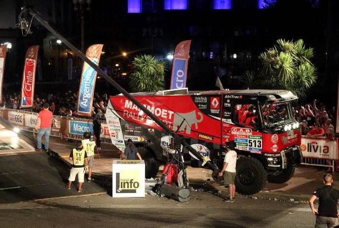 Jedno z prekvapen&iacute; Dakaru 2015 medzi kami&oacute;nmi: Renault Holanďana Martina van den Brinka;www.mammoetrallysport.nl