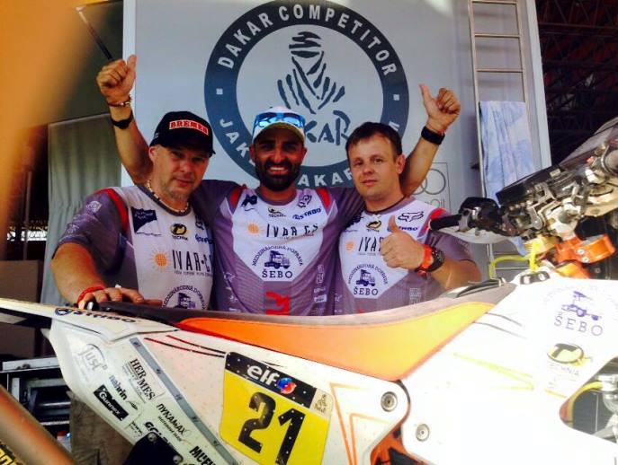 Slovensko sa po viac ako &scaron;estn&aacute;stich rokoch vďaka Ivanovi Jake&scaron;ovi (v strede) dočkalo ďal&scaron;ieho etapov&eacute;ho v&iacute;ťazstva na Rallye Dakar;www.motoride.sk