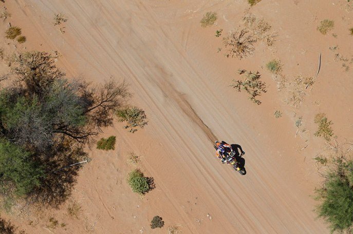 V kateg&oacute;rii motocyklov do&scaron;lo v priebehu tejto etapy na prv&yacute;ch priečkach ku zmene;www.dakar.com