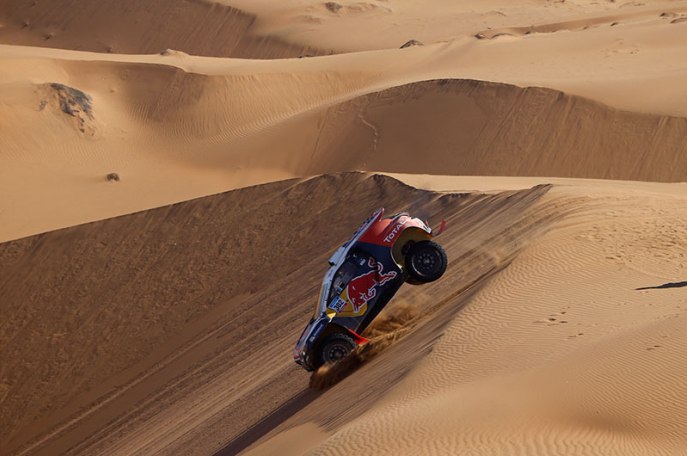 Najr&yacute;chlej&scaron;&iacute; automobil s levom v znaku riadi jeden&aacute;sťn&aacute;sobn&yacute; v&iacute;ťaz Rallye Dakar St&eacute;phane Peterhansel z Franc&uacute;zska. Značke Peugeot n&aacute;vrat na trasy legend&aacute;rneho motoristick&eacute;ho podujatia zatiaľ nevych&aacute;dza;www.dakar.com