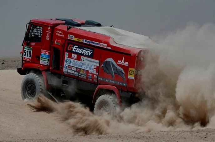 Bielorus Siarhei Viazovich s truckom MAZ z&iacute;skal v tejto etape 3. miesto, v celkovom porad&iacute; je &scaron;iesty;www.dakar.com