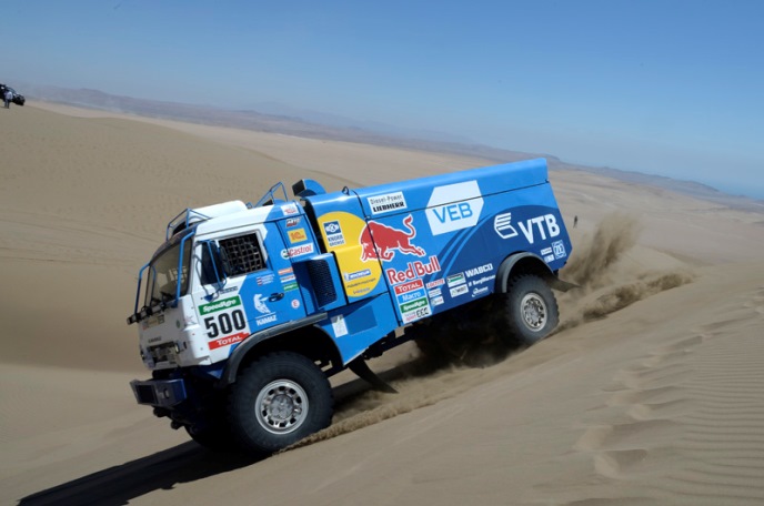 Kamaz ruskej pos&aacute;dky Andrej Karginov/Andrej Mokejev/Igor Leonov si str&aacute;ži pomyslen&uacute; bronzov&uacute; poz&iacute;ciu;www.dakar.com