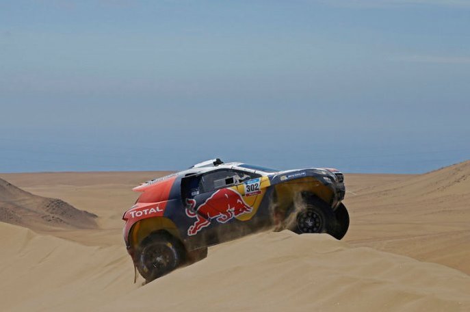 &bdquo;Monsieur off-road&ldquo; St&eacute;phane Peterhansel (Peugeot 2008 DKR) po tejto etape uzatv&aacute;ra prv&uacute; desiatku automobilovej kateg&oacute;rie;www.dakar.com