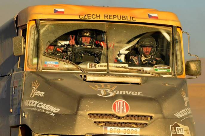 V&iacute;ťazstvo je na&scaron;e, ukazuje z kab&iacute;ny Tatry česk&eacute;ho Bonver Dakar Project Teamu slovensk&yacute; z&aacute;stupca v triede kami&oacute;nov Jaroslav Mi&scaron;kolci;www.bonverdakarproject.com