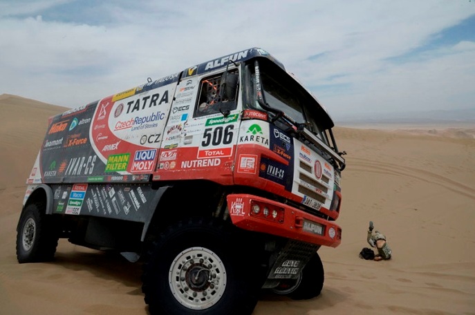 www.dakar.com;Česká posádka Martin Kolomý s bratmi Davidom a René Kiliánovcami sa s truckom Tatra Phoenix držia na 7. mieste Česká posádka Martin Kolomý s bratmi Davidom a René Kiliánovcami sa s truckom Tatra Phoenix držia na 7. mieste;www.dakar.com