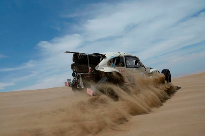 www.dakar.com;A do tretice bugina: s legendárnym „Chrobákom“ od Volkswagenu do juhoamerických pekiel vyrazil Belgičan Stéphane Henrard, najväčšie prekvapenie dakarského podujatia v roku 2001 A do tretice bugina: s legendárnym „Chrobákom“ od Volkswagenu do juhoamerických pekiel vyrazil Belgičan Stéphane Henrard, najväčšie prekvapenie dakarského podujatia v roku 2001;www.dakar.com