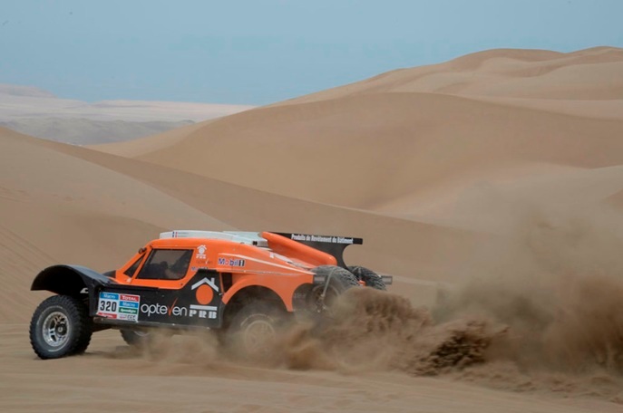 www.dakar.com;So štartovým číslom 320 preteká Francúz Ronan Chabot (SMG Buggy) So štartovým číslom 320 preteká Francúz Ronan Chabot (SMG Buggy);www.dakar.com