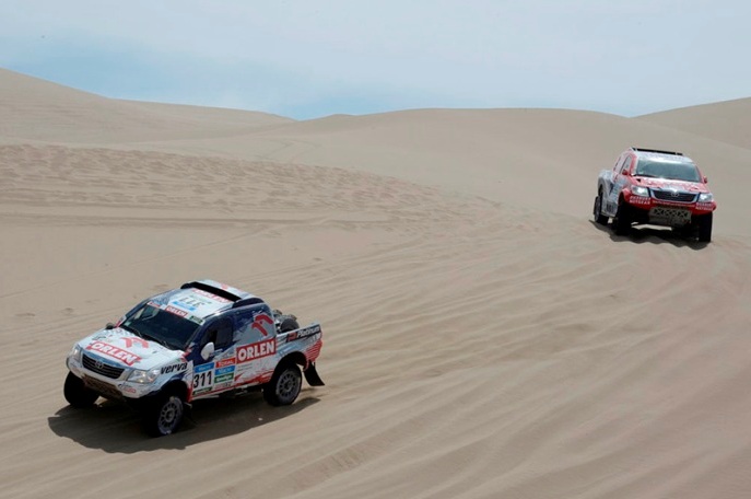 www.dakar.com;Toyotu poľského pretekára Mareka Dabrowskeho nasleduje ďalší automobil tejto značky pilotovaný Juhoafričanom Ginielom De Villiersom Toyotu poľského pretekára Mareka Dabrowskeho nasleduje ďalší automobil tejto značky pilotovaný Juhoafričanom Ginielom De Villiersom;www.dakar.com
