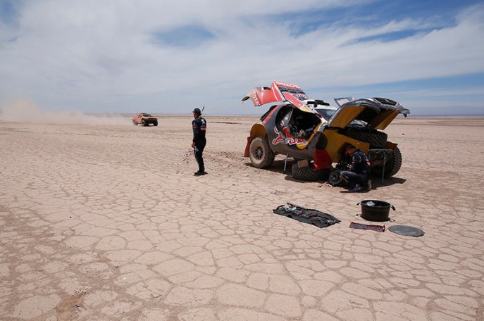 www.dakar.com;Favorizovanému Peugeotu 2008 DKR s jedenásťnásobným víťazom Dakaru Stéphanom Peterhanselom za volantom sa nevyhli vážne technické komplikácie, ktoré ho odsunuli z prvej desiatky Favorizovanému Peugeotu 2008 DKR s jedenásťnásobným víťazom Dakaru Stéphanom Peterhanselom za volantom sa nevyhli vážne technické komplikácie, ktoré ho odsunuli z prvej desiatky;www.dakar.com