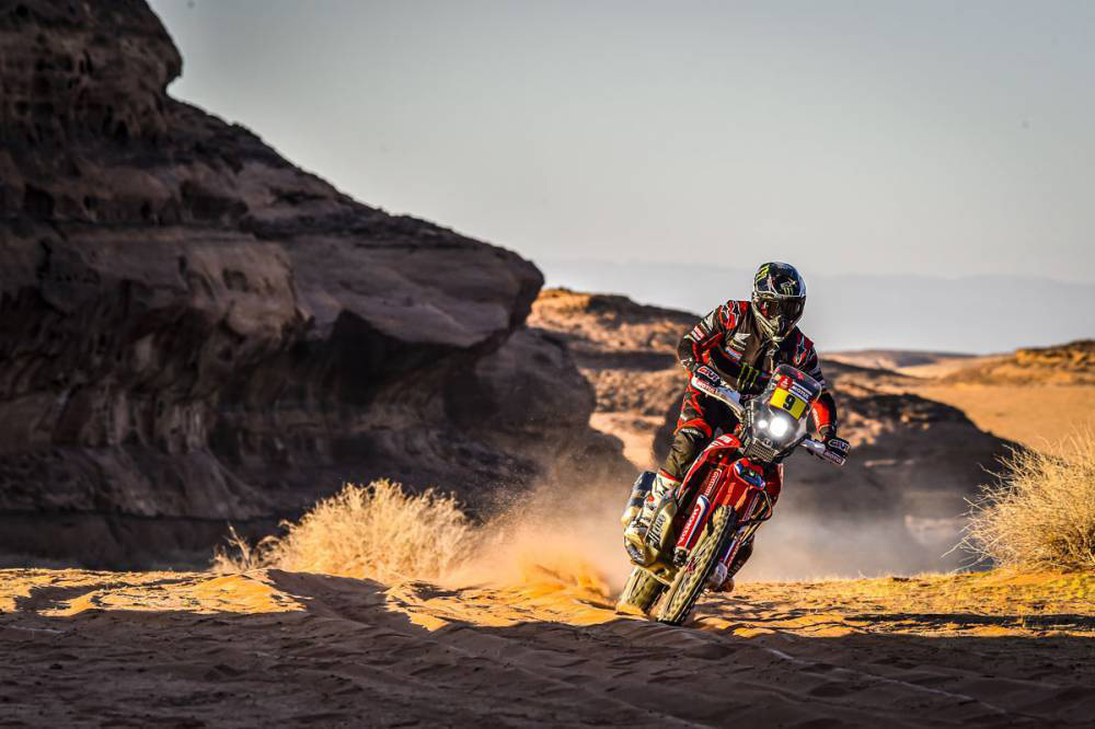 dakar.com;Vedúci muž priebežného poradia, Američan Ricky Brabec. Päťnásobný účastník Rallye Dakar, ktorý kraľoval v dvoch etapách (a od tej tretej je na čele celkového hodnotenia), jazdil na motocykli zn. Honda CRF 450 Rally.