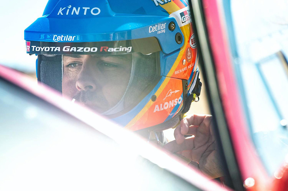 dakar.com;Bývalý majster sveta v F1 Fernando Alonso si odbil dakarskú premiéru. Španiel sa spočiatku držal medzi najlepšími, v druhej „erzete“ však o kameň zničil uchytenie kolesa svojej Toyoty a klesol ku dnu klasifikácie.