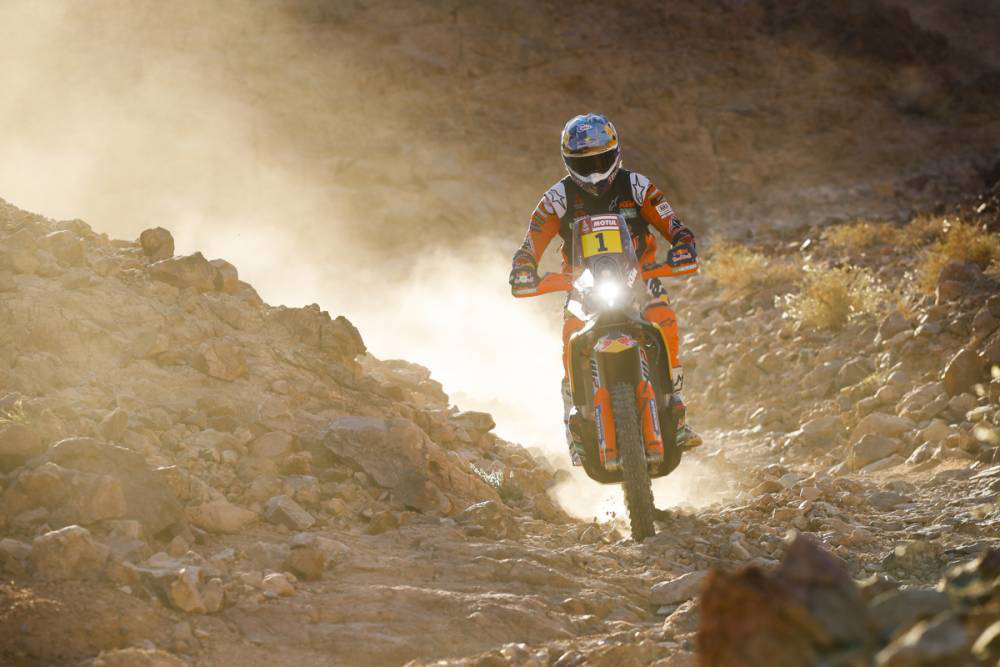 dakar.com;Austrálčan Toby Price, jazdec Red Bull KTM Factory Teamu a obhajca vlaňajšieho prvenstva (pričom triumfoval už v roku 2016). V deň odpočinku mu patrila priebežná 3. priečka.
