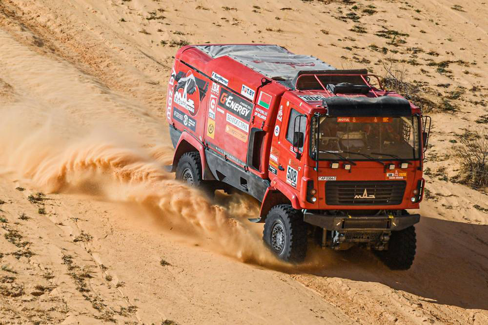 dakar.com;Bieloruské kamióny MAZ debutovali na tejto rallye v roku 2012 a pri svojej deviatej účasti už patrili k horúcim favoritom. So štartovým číslom 508 súťažil Alexander Vasilevskij, ktorý sa zatiaľ držal na 9. mieste.