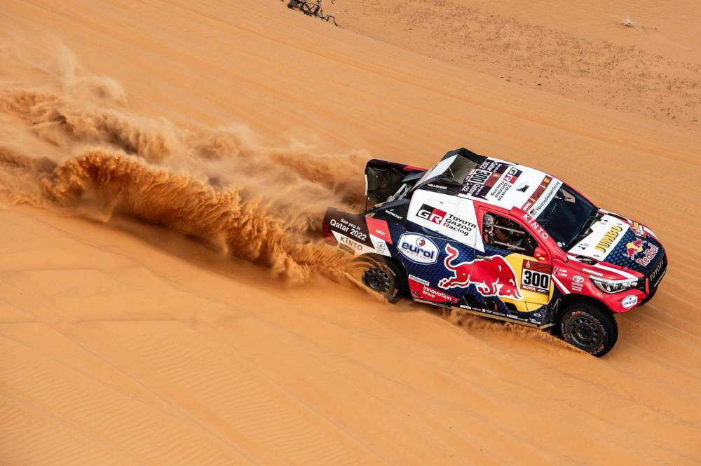 dakar.com;Štartové číslo 300 pridelili usporiadatelia katarsko-francúzskej dvojici Nasser Al-Attiyah/Mathhieu Baumel. Obhajcom vlaňajšieho prvenstva (respektíve ich Toyote) patrila po polovici pretekov 2. priečka.