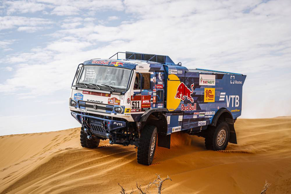 dakar.com;Ruská posádka Andrej Karginov/Andrej Mokejev/Igor Leonov s kamiónom Kamaz (#511) držala po šiestich etapách 1. miesto. Víťazi dvoch etáp boli na čele pretekov od štvrtej etapy.