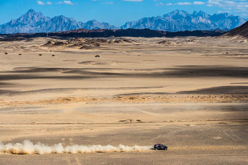 dakar.com;Rallye Dakar 2020, konkrétne Saudská Arábia, ponúkla súťažiacim (a v neposlednom rade aj divákom pri televíznych obrazovkách) i takéto nádherné scenérie.