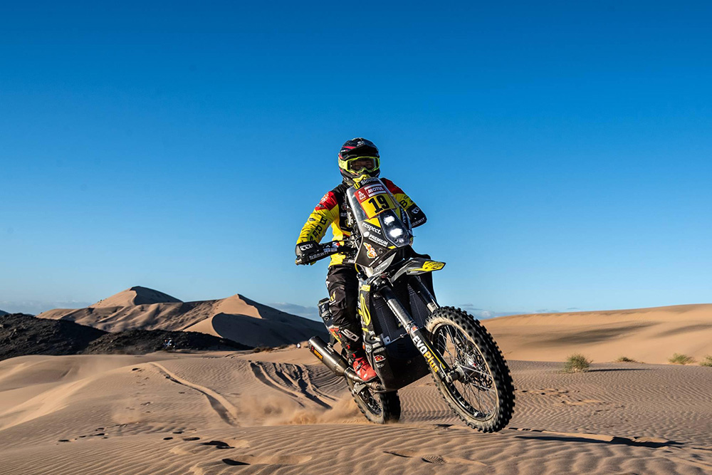 Stefan Svitko Fanclub;Slovenský motocyklový pretekár Štefan Svitko, jazdiaci vo farbách Slovnaft Rally Teamu na motocykli KTM, sa po šiestich etapách držal v TOP 10. 37-ročnému Žaškovčanovi patrila lichotivá 9. pozícia.