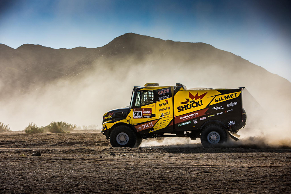 Big Shock Racing;Český jazdec Martin Macík vymenil kamión LIAZ za Iveco a držal sa s ním na dostrel trojice najlepších. V deň voľna figuroval so spolujazdcami Františkom Tomáškom a Davidom Šikolom na 5. mieste.