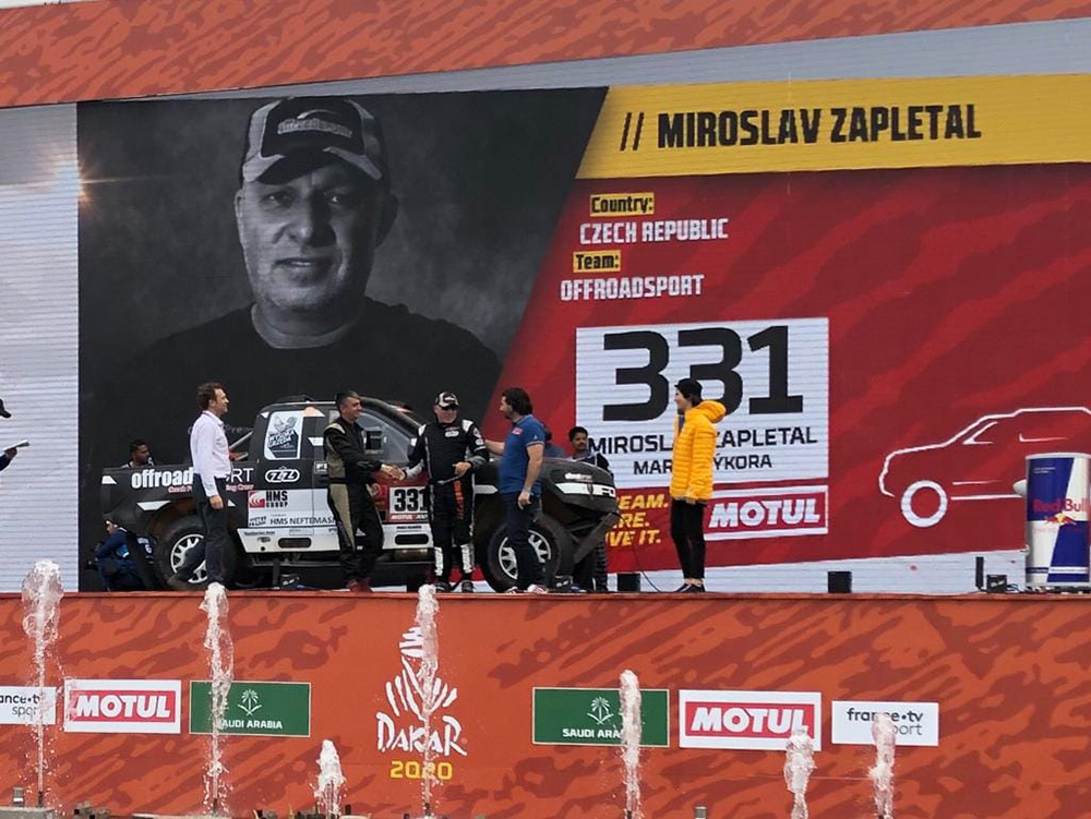 dakar.com;Československá posádka Miroslav Zapletal/Marek Sýkora sa s automobilom Ford F 150 EVO držala v polovici pretekov na 20. mieste.