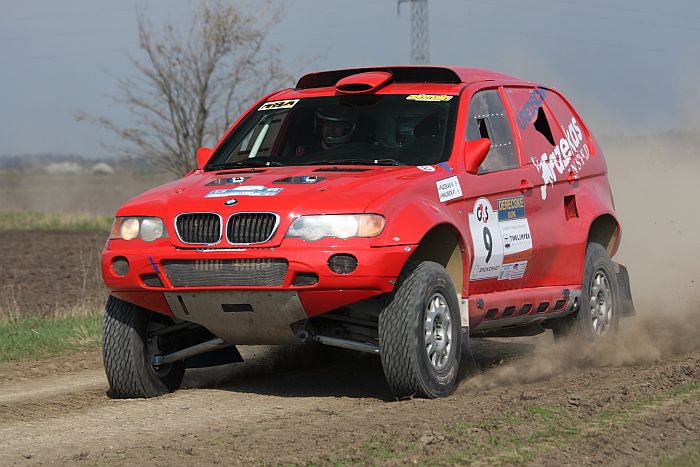 Ny&uacute;l Eszter, www.dakar.hu;V novom kab&aacute;te sa uk&aacute;zal K&aacute;roly Fazekas