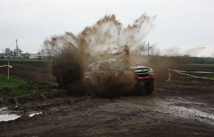 Ny&uacute;l Eszter, www.dakar.hu;Bal&aacute;zs Szalay mal &scaron;ťastie v ne&scaron;ťast&iacute;